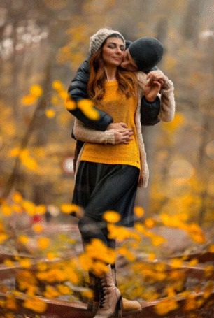 Дивовижні фото закоханих в осінньому лісі
