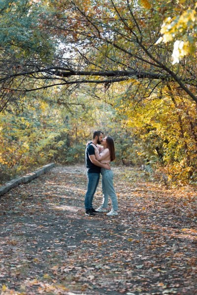 Дивовижні фото закоханих в осінньому лісі