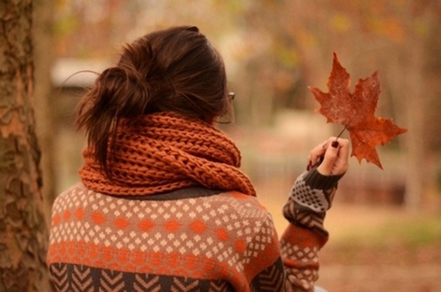 Фото осінь дівчина і плед