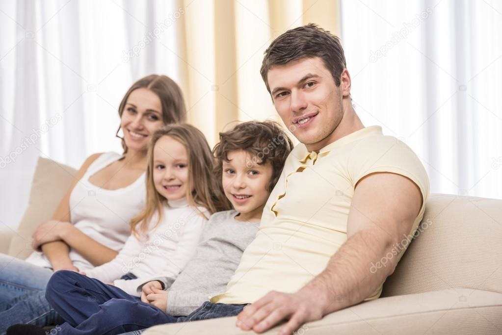 Кращі картинки сім'я на дивані